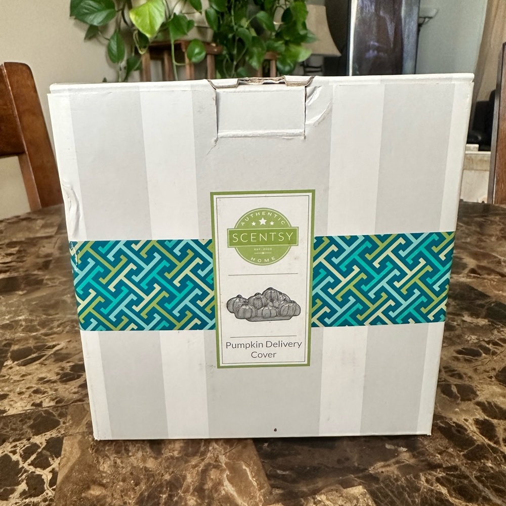 NEW SUPER HOT AUTHENTIC RETIRED SCENTSY PUMPKIN DELIVERY TOPPER